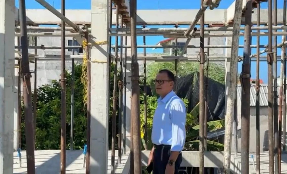 photo for މަޑުއްވަރީ އައު ކައުންސިލު އިމާރާތުގެ މަސައްކަތް މިނިސްޓަރ ބައްލަވާލައްވައިފި